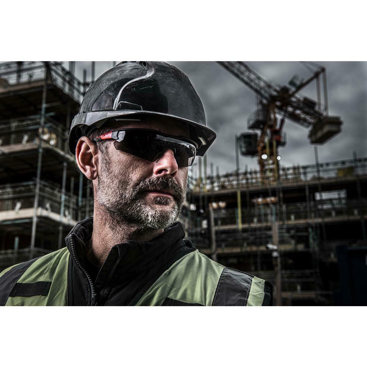 Milwaukee Schutzbrille kratzfest beschlagsfrei getönt