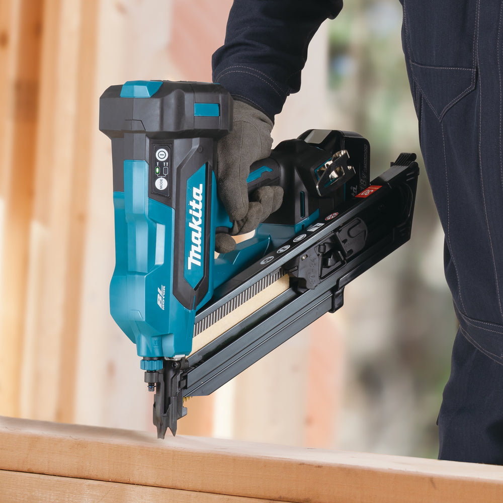 Makita Cordless Strip Nailer 18V DBN900ZK LXT 50-90 mm