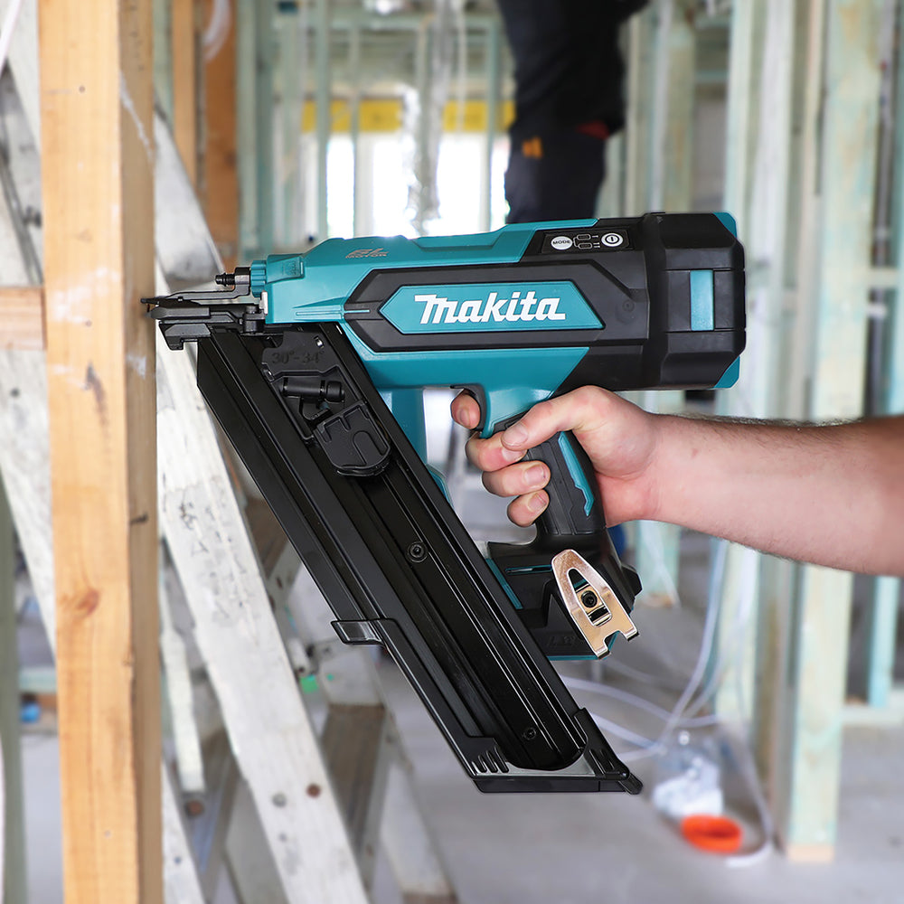 Makita Cordless Strip Nailer 18V DBN900ZK LXT 50-90 mm