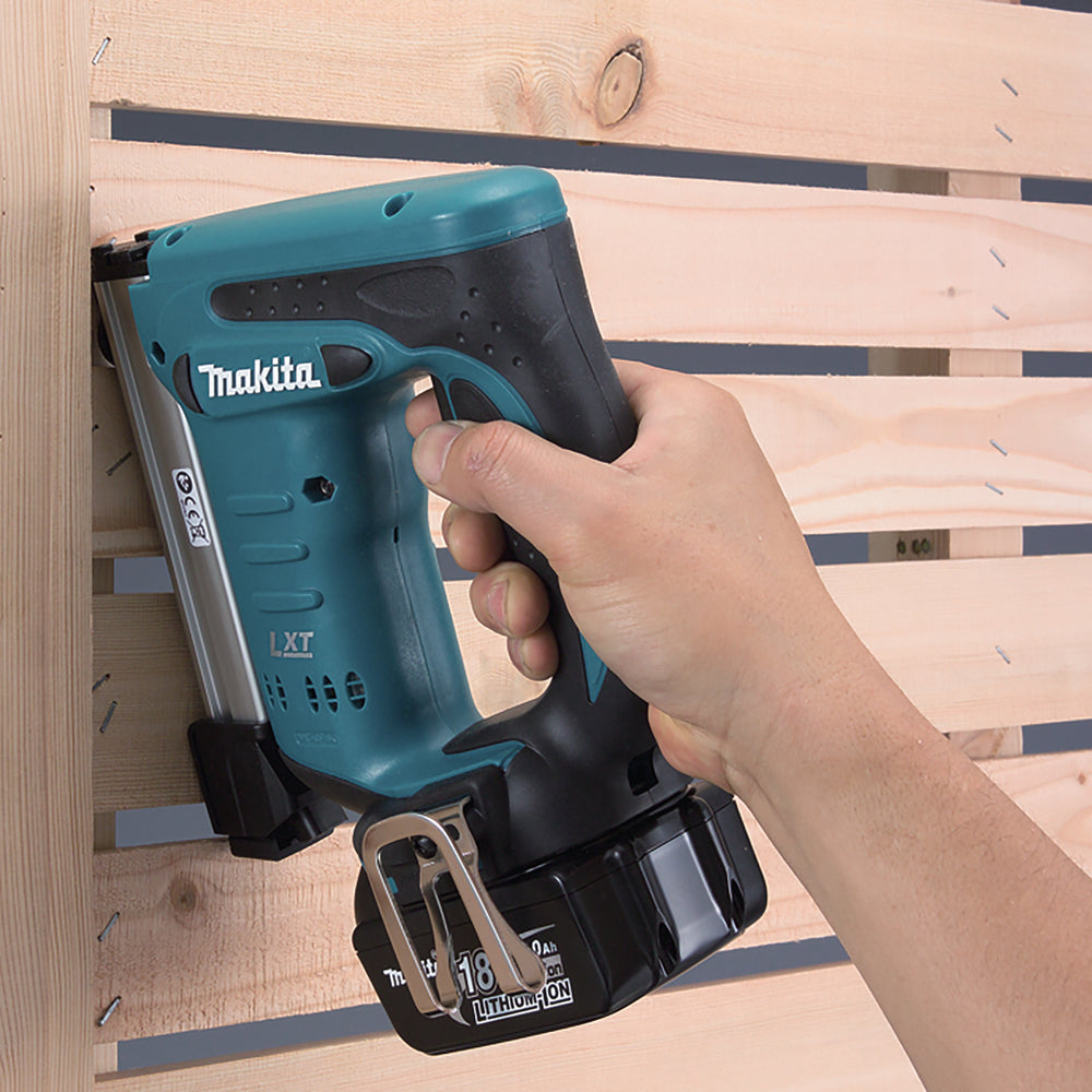 Makita cordless staple gun 18V DST221Z