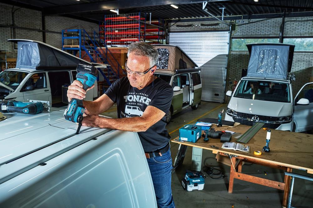 Makita Akku-Multifunktionswerkzeug 18V Multitool DTM52RF1 + Akku + DC18RC