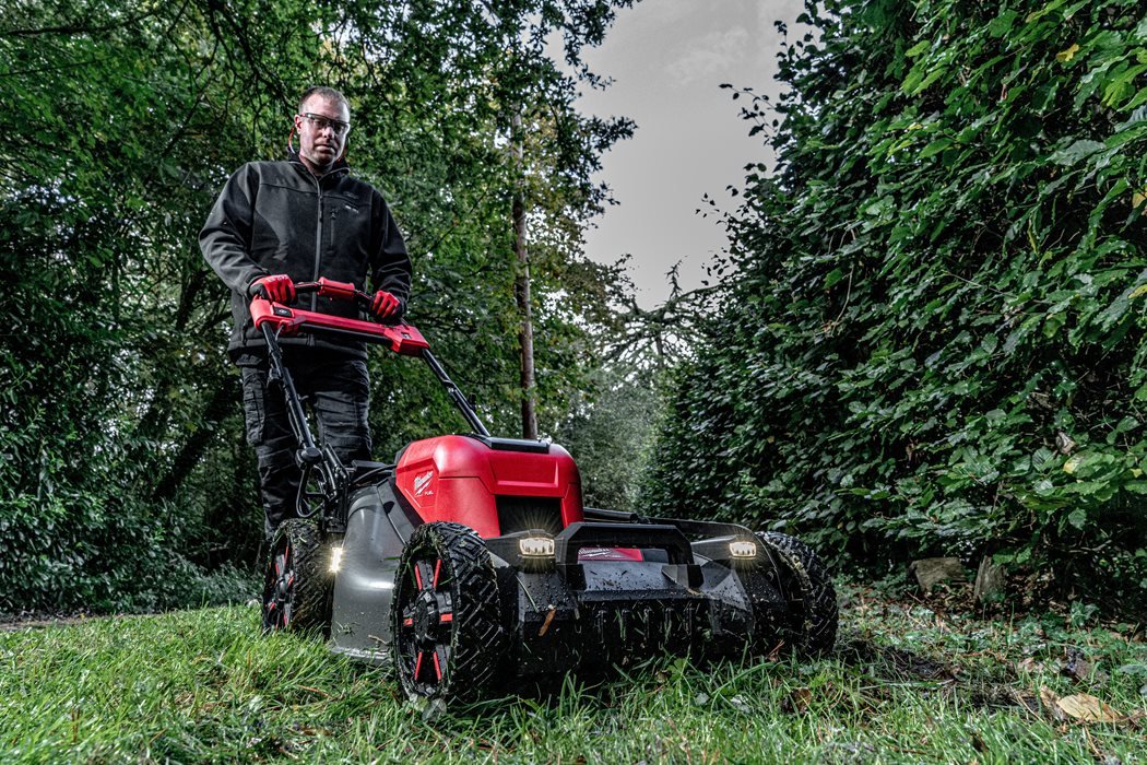 Milwaukee Akku-Rasenmäher 18V M18 F2LM53-122 4933479585 2x 12Ah Doppelladegerät