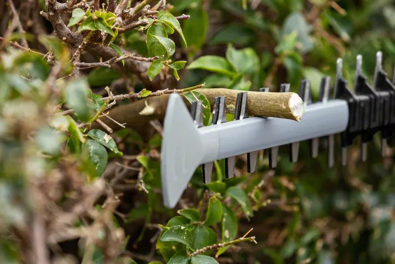 Bosch Akku-Combo Set 18V Laubbläser GBL Heckenschere GHE Trimmer GRT Kettensäge