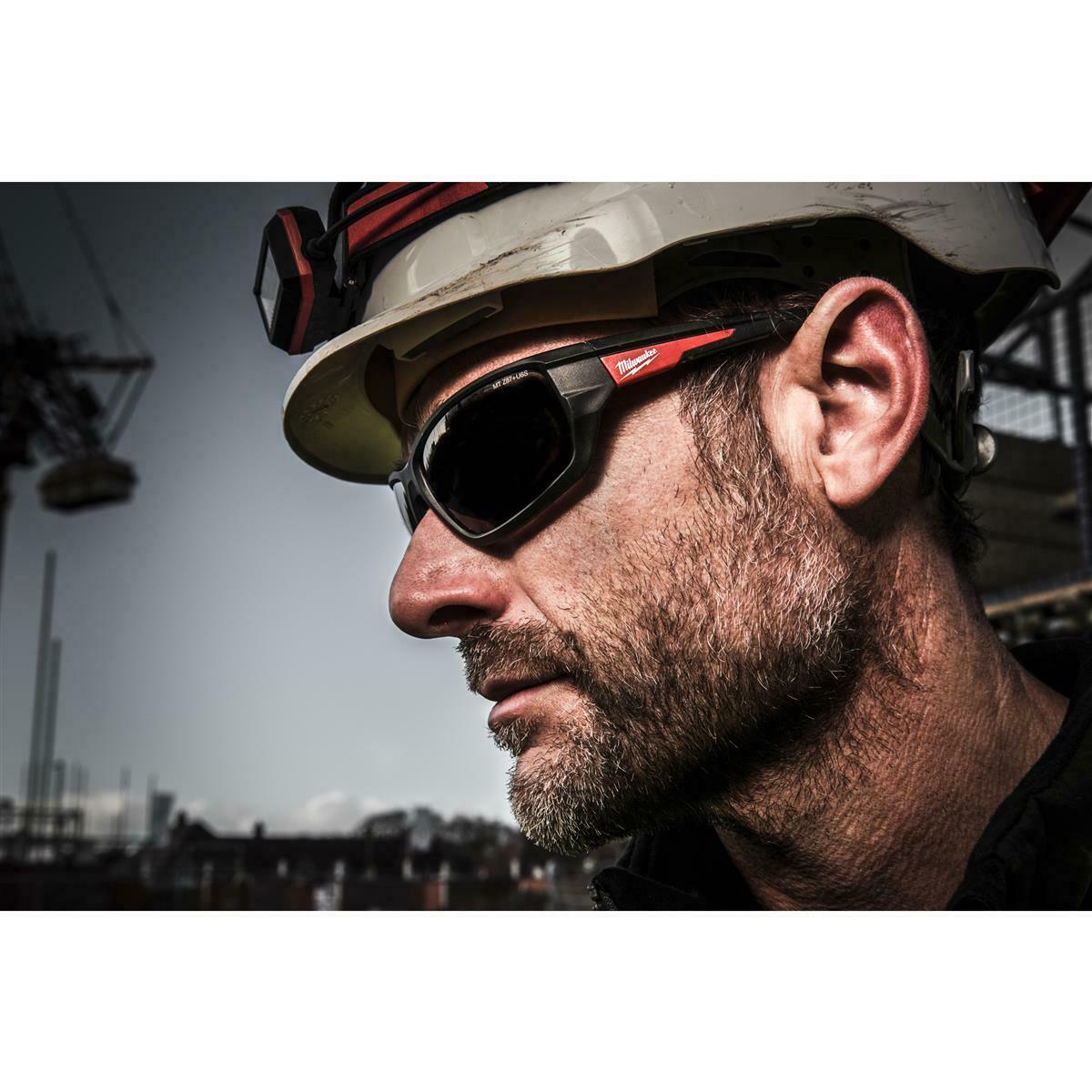 Milwaukee Schutzbrille kratzfest beschlagsfrei Performance getönt