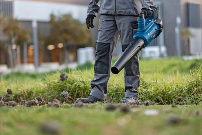 Bosch Akku-Combo Set 18V Laubbläser GBL Heckenschere GHE Trimmer GRT Kettensäge