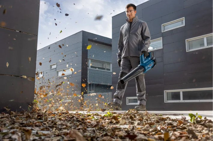 Bosch Akku-Combo Set 18V Laubbläser GBL Heckenschere GHE Trimmer GRT Kettensäge